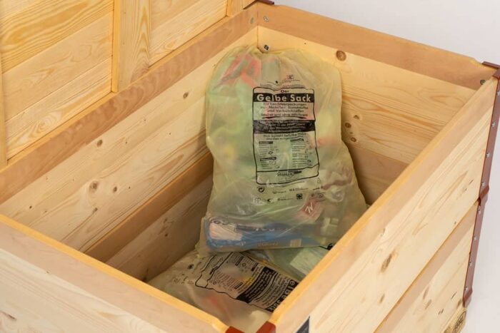 Gelber Sack aus Hochbeet Rahmen, Palette, Deckel
