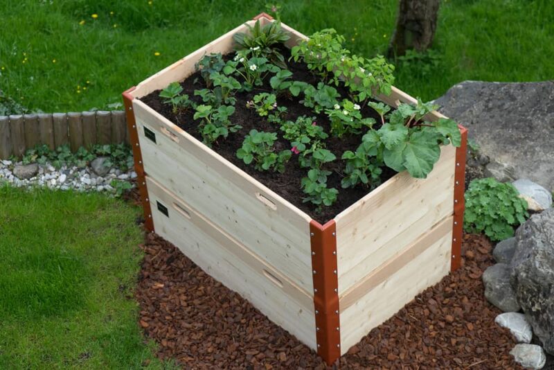 Ein Hochbeet von Schroth Home im Garten eines Kunden.