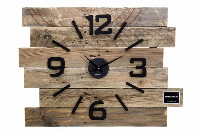 Wanduhr aus geschliffenen Paletten im Vintage Look