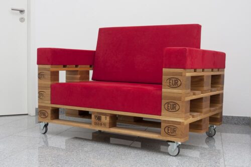 Palettensofa aus massiver Eiche mit rotem Alcantara Polster