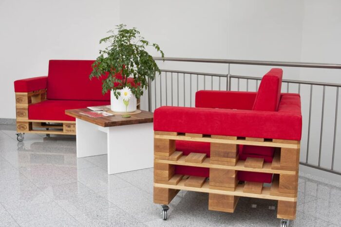 Palettensofa aus massiver Eiche mit rotem Alcantara Polster